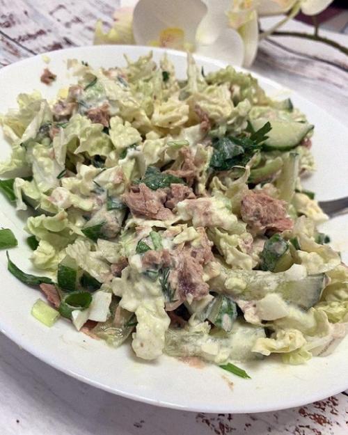 Бомбический белковый салатик из тунца и пекинской капусты.