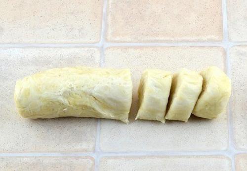 Нежное куриное мясо в хрустящем слоеном тесте. 01