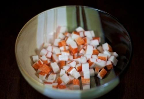 Салат из крабовых палочек с грибами. 01