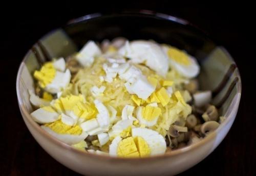 Салат из крабовых палочек с грибами. 05