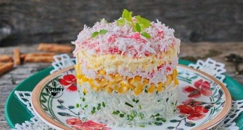 Слоеный крабовый салат.