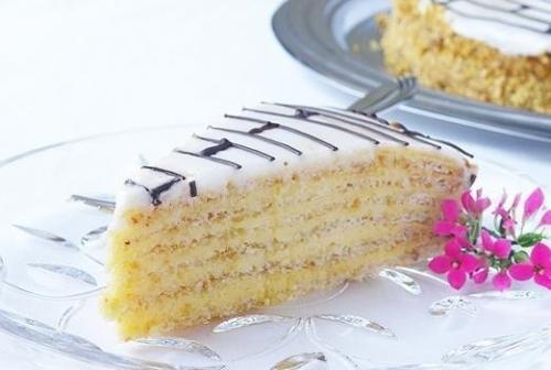 Торт Экстаз. 6 коржей: 8 яичных белков, 200 г. очищенного жареного миндаля, 170 г. сахара.