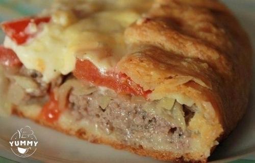 Открытый мясной пирог с картофельным тестом.