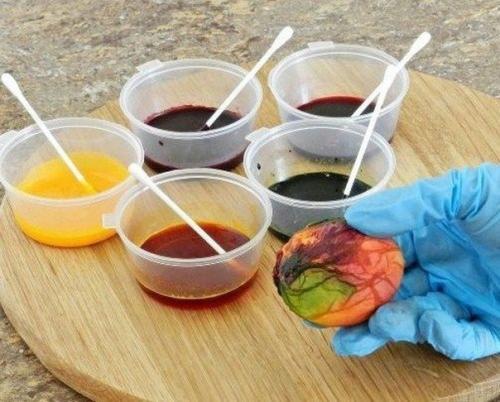 Оригинальный способ окраски пасхальных яиц. 02