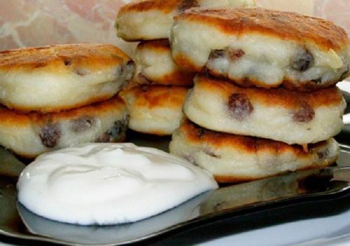 Творожные сырники с изюмом.