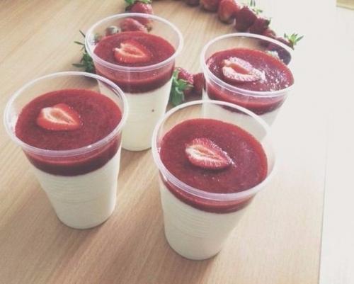 Панна - котта с клубничным соусом. Панна - котта с клубничным соусом.