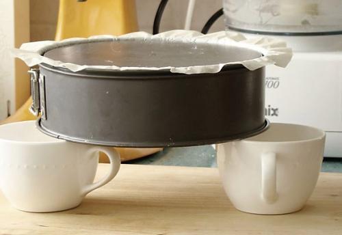 Торт щелкунчик.  Пасхальные торты отличаются от всех остальных невозможностью использовать муку, содержащую глютен. 02