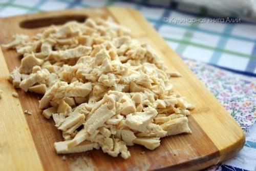 Салат с курицей и яичными блинчиками. 05