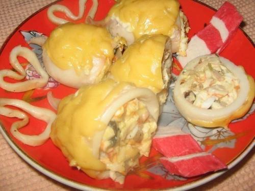 Кальмары фаршированные грибами и сыром.