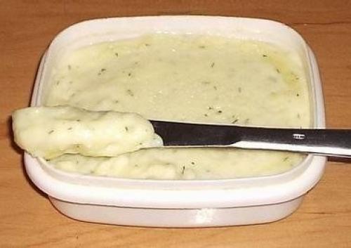 Мы делаем плавленный сыр сами.