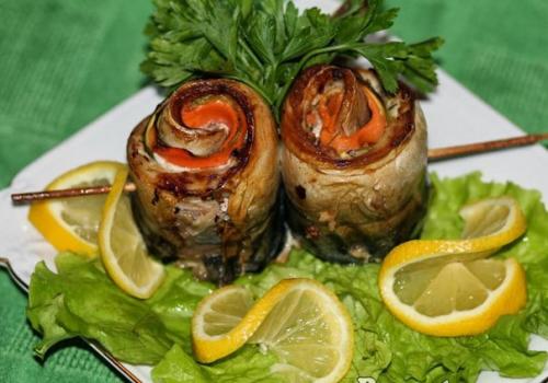 Рулетики из скумбрии с овощами.