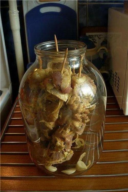 Мы готовим дома шашлык в банке.