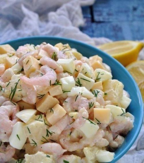Салат с креветками и ананасом.