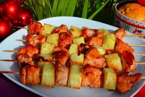 Шашлык из курицы с ананасом.