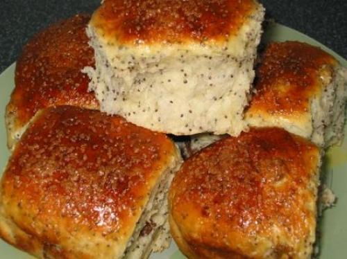 Булочки с маком и изюмом.