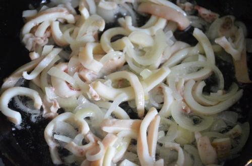 Кальмары с рисом в сметанном соусе. 05