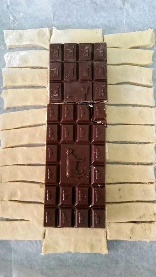 Дрожжевая косичка с целой плиткой шоколада. 03