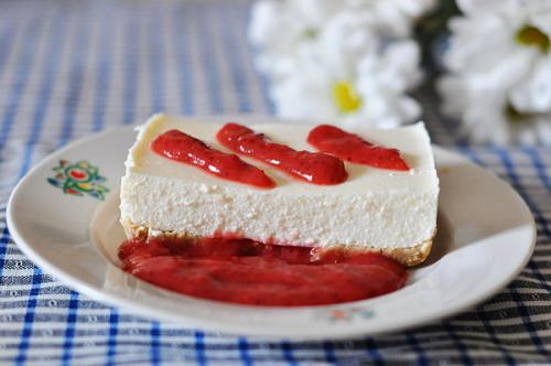 Нежное творожное желе с фруктовым соусом.