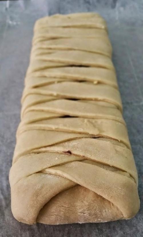 Дрожжевая косичка с целой плиткой шоколада. 05