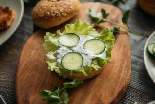 Бургеры с курицей и сметанным соусом. 04