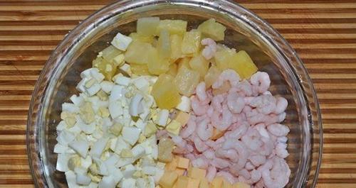 Салат с креветками и ананасом. 06
