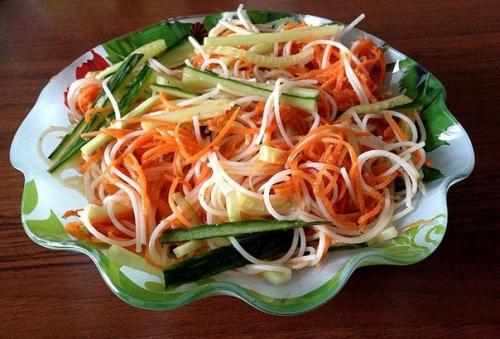 Фунчоза по-корейски. Фунчоза - это салат с рисовой лапшой, которую по-другому называют белая вермишель или кристальные макароны. Фунчоза по-корейски. Фунчоза - это салат с рисовой лапшой, которую по-другому называют белая вермишель или кристальные макароны.