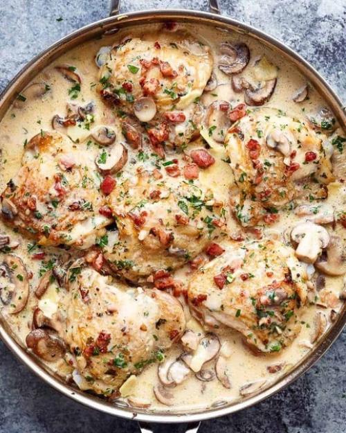 Курочка с грибами и беконом в сливочном соусе.