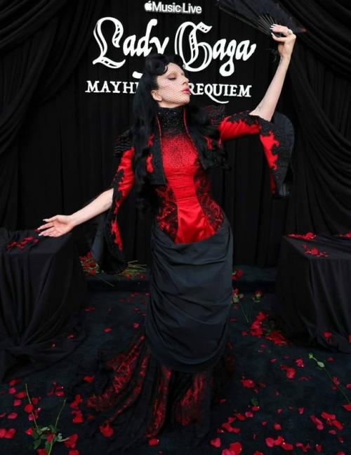 Леди гага концертный фильм Mayhem Requiem выпустила. 02