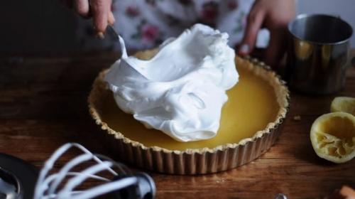 Лимонный пирог с меренгой.