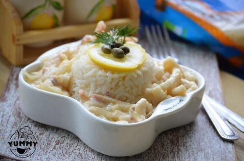 Кальмары с рисом в сметанном соусе.
