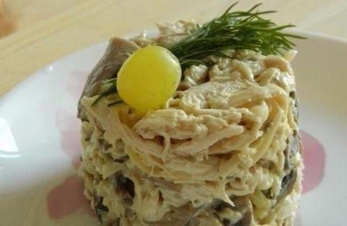 Грибной салат с курицей.
