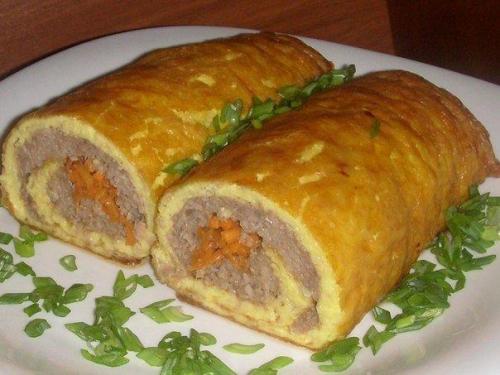Закусочный сырно - мясной рулет.