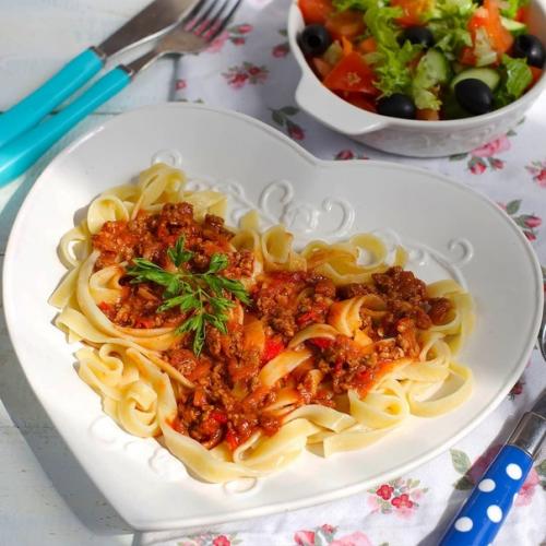 Паста с соусом болоньезе. Паста с соусом болоньезе.