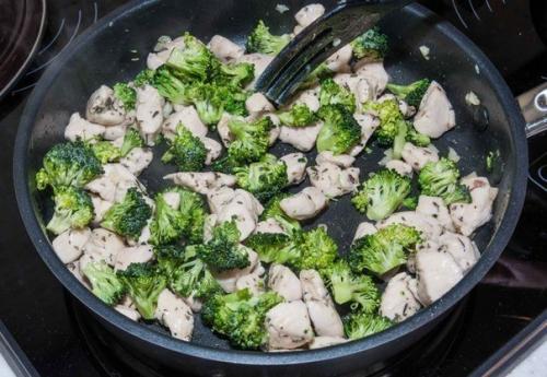 Паста с курицей, овощами и сливочным соусом. 04