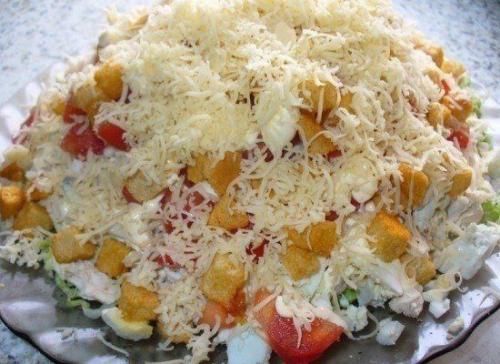 Салат с курицей, сыром и сухариками. Салат с курицей, сыром и сухариками.