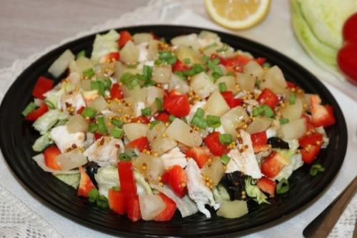 Салат с ананасом и черносливом.