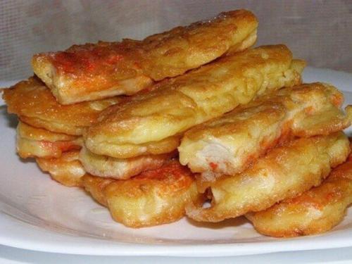 Жаренные крабовые палочки в кляре.