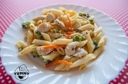 Паста с курицей, овощами и сливочным соусом.