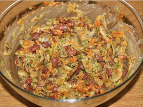 Салатик с фасолью и грибами.