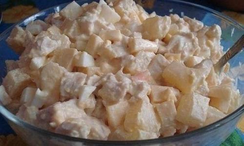Салат с ананасами и курицей.