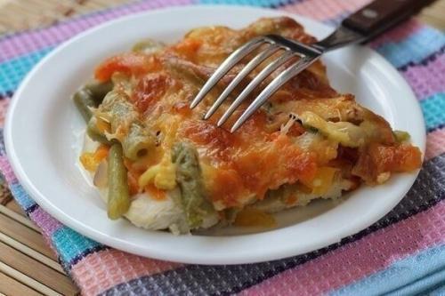 Курица под овощами.