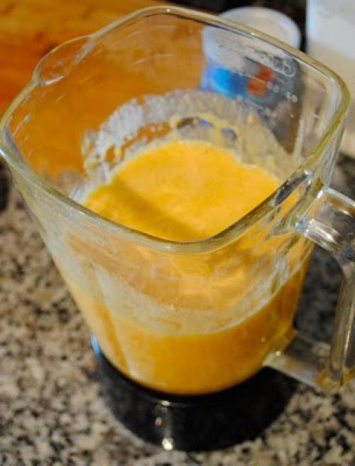 Нежный, мягкий, воздушный морковный кекс.