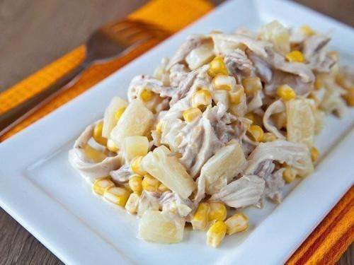 Салат с ананасами и курицей.