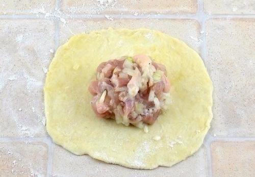 Нежное куриное мясо в хрустящем слоеном тесте. 04