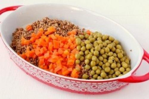 Гречневая каша с курицей и овощами под фольгой. 02