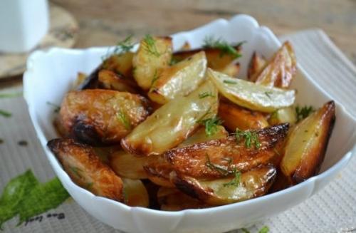 Картошечка по - деревенски, запеченная в духовке.