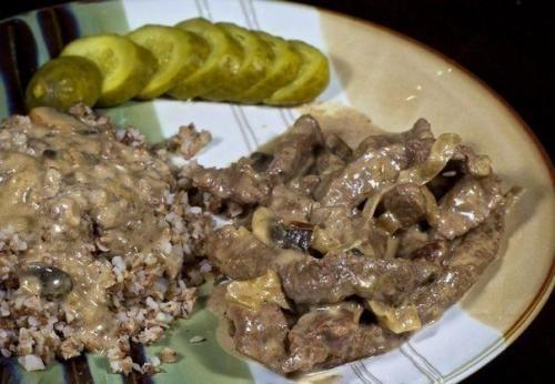 Бефстроганов с грибами и сливками.