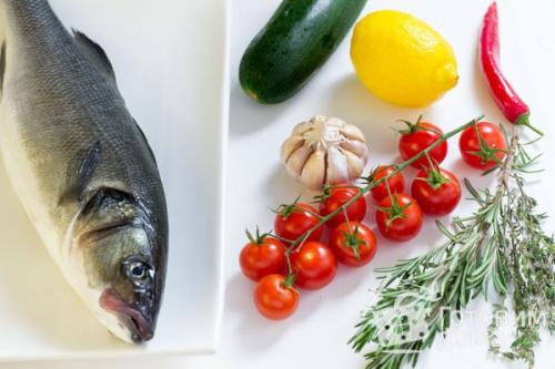 Сибас, запеченный с помидорами и чесноком. 01 Сибас, запеченный с помидорами и чесноком. 01