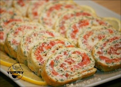 Рулет с зеленью и красной рыбой.