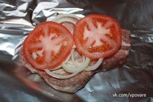 Мясо в фольге с грибами и помидорами. 02